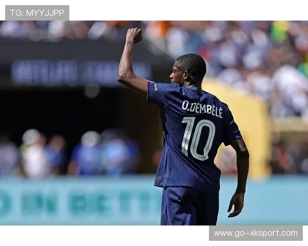 登贝莱接过金球奖，足球界迎来新偶像，登贝莱进球